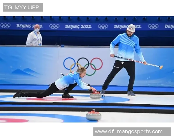 米兰冬奥会冰壶混双资格赛上，日本组合小穴桃里与青木豪展示优异体现